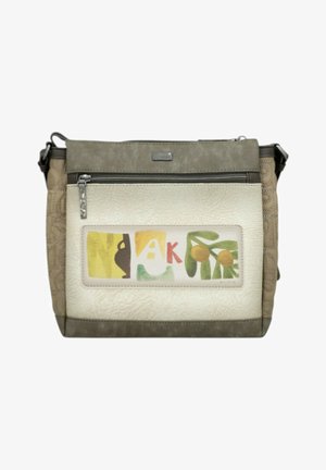 Sac bandoulière rectangulaire beige et taupe avec fermeture éclair frontale et patch abstrait coloré présentant des lettres et des formes simples.