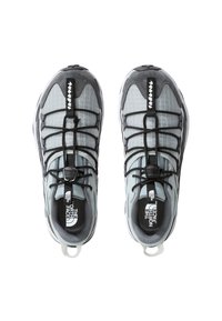 Baskets grises et noires avec une tige en maille texturée, un système de laçage intégré et une outsole en caoutchouc. Comprend un logo sur la languette et le talon.