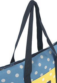 Bolso tote azul y amarillo con grandes lunares blancos. Cuenta con asas de tejido azul oscuro y un cierre superior con cremallera.