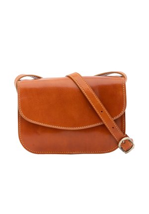 Borsa a tracolla in pelle marrone chiaro con chiusura a patta, tracolla regolabile e cuciture a contrasto. Texture liscia con angoli arrotondati.