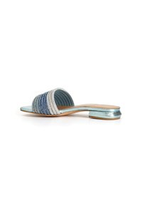 Sandaletta a fascia con una base azzurro chiaro, cinturino texturizzato con strisce sfumate di argento e blu, e un tacco basso a blocco.