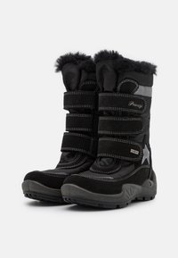 Svarta vinterstövlar med en texturerad mockayttermaterial, syntetisk pälsdetalj, kardborreband och en stjärndetalj på sidan. Gummisulor för bra grepp.