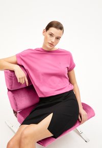 ARMEDANGELS IDAA LOGO - Basic T-shirt - crushed berry