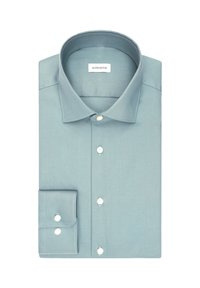 Błękitna koszula z gładkiego materiału. Posiada klasyczny kołnierzyk, listwę z guzikami oraz pojedynczy mankiet z dopasowanymi guzikami.