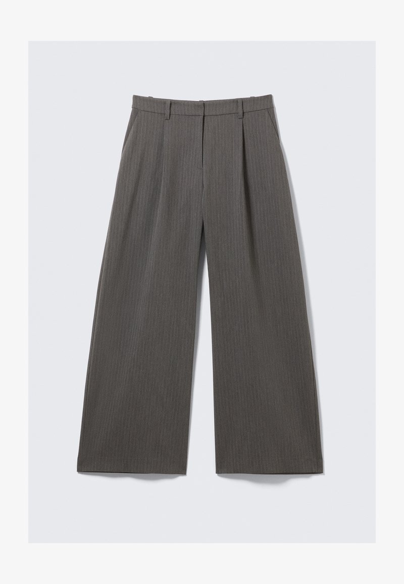 Pantalon gris à jambes larges en tissu texturé, avec des fines rayures verticales et un design plissé à l'avant. Pas de matériel ni d'accents visibles.