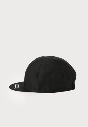 Casquette de cyclisme noire en tissu avec une forme structurée, dotée d'un visière rigide et d'un logo "LECO" brodé sur le côté.