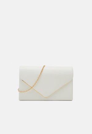 Pochette blanche style enveloppe avec une bandoulière chaîne dorée et une fine bordure dorée le long des bords du rabat sur un fond uni.