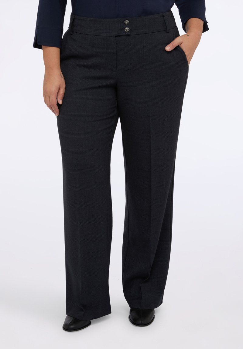 Pantalones de traje gris oscuro con una textura suave, que cuentan con dos bolsillos frontales y dos botones decorativos en la cintura.