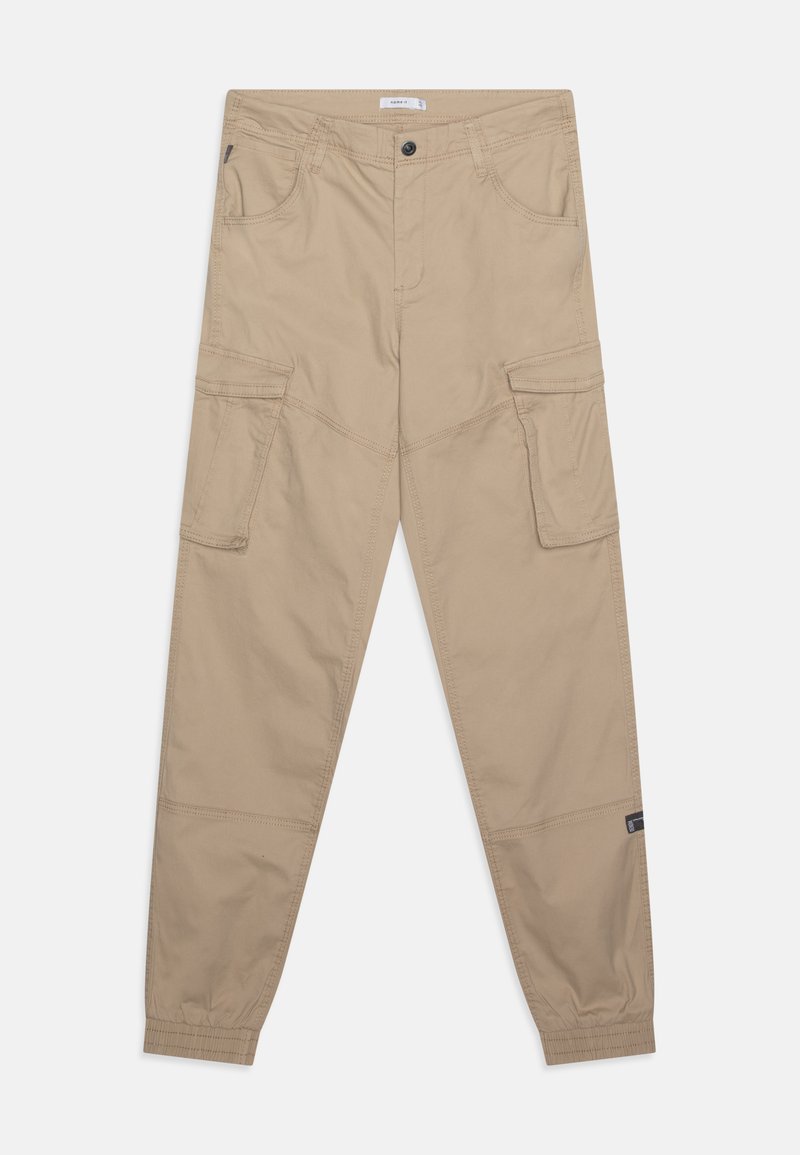 Béžové cargo nohavice so strihom rovného noha, elastickými manžetami, viacerými bočnými vreckami a viditeľnými švami. Vyrobené z odolného materiálu.