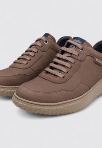 Baskets en cuir marron avec une texture lisse, bout rond et semelle en caoutchouc beige. Présentent des œillets en métal et des lacets plats.