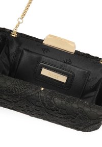 Juoda nėriniais puošta rankinė su auksinės spalvos metaline sagtimi ir grandinėle. Vidus pasižymi lygiu juodu audiniu ir prekės ženklo skyrelio etiketė.