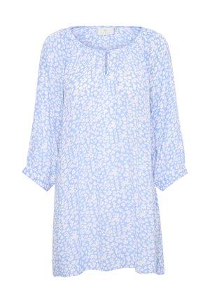 Túnica de color azul claro con un patrón floral en blanco. Presenta un escote redondo, mangas de tres cuartos y un corte relajado con un detalle de botón.