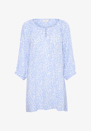 Túnica de color azul claro con un patrón floral en blanco. Presenta un escote redondo, mangas de tres cuartos y un corte relajado con un detalle de botón.