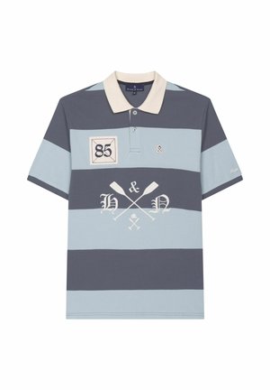 Camiseta tipo polo con anchas franjas horizontales azules y grises, cuello beige, parche con el número "85", remos cruzados y logo "H & N" en la parte delantera.