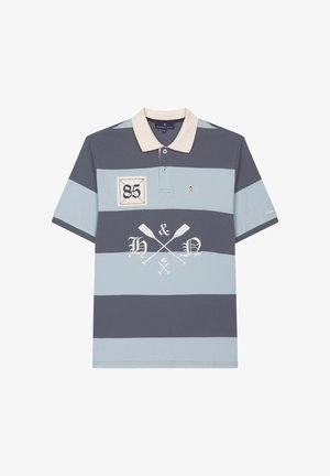 Camiseta tipo polo con anchas franjas horizontales azules y grises, cuello beige, parche con el número "85", remos cruzados y logo "H & N" en la parte delantera.
