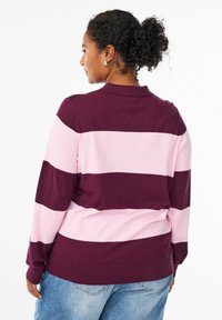 Suéter a rayas en marrón y rosa con cuello, mangas largas y dobladillo acanalado, fabricado en suave material de punto.
