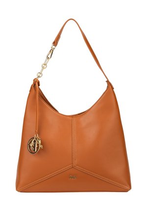 Bruine leren hobo tas met een gladde textuur, gebogen silhouet, gouden kettingband en een decoratieve hanger. Heeft diagonale stikdetails.