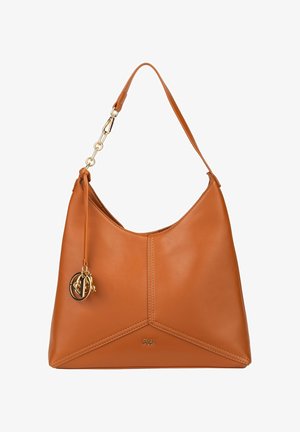 Bruine leren hobo tas met een gladde textuur, gebogen silhouet, gouden kettingband en een decoratieve hanger. Heeft diagonale stikdetails.