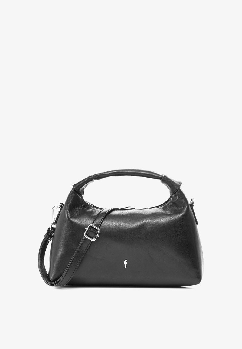 Czarna skórzana torebka z okrągłym uchwytem, odpinanym paskiem na ramię oraz srebrnym logo na froncie. Gładka faktura i wyraźna, strukturalna forma.