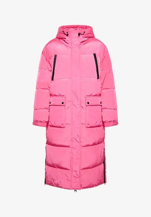 Rózsaszín puffos kabát kapucnival, cipzáras mellzsebekkel, nagy elülső zsebekkel és hosszú, tűzött kialakítással. Simán csillogó anyag.