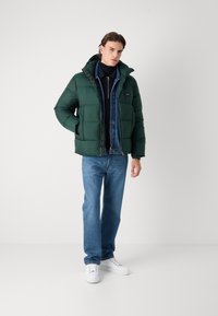 Calvin Klein HOODED QUILT PUFFER - Zimná bunda - midnight forest