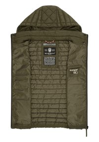 Olīvu zaļa izolēta jaka ar quilted dizainu, noņemamu kapuci, rāvējslēdzēja aizdari un zīmola etiķeti. Gluda tekstūra ar sānu kabatām.
