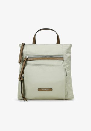Bolso de tote de nylon color beige claro con detalles en cuero marrón, que cuenta con un bolsillo delantero con cremallera y un compartimento principal con un asa en la parte superior.