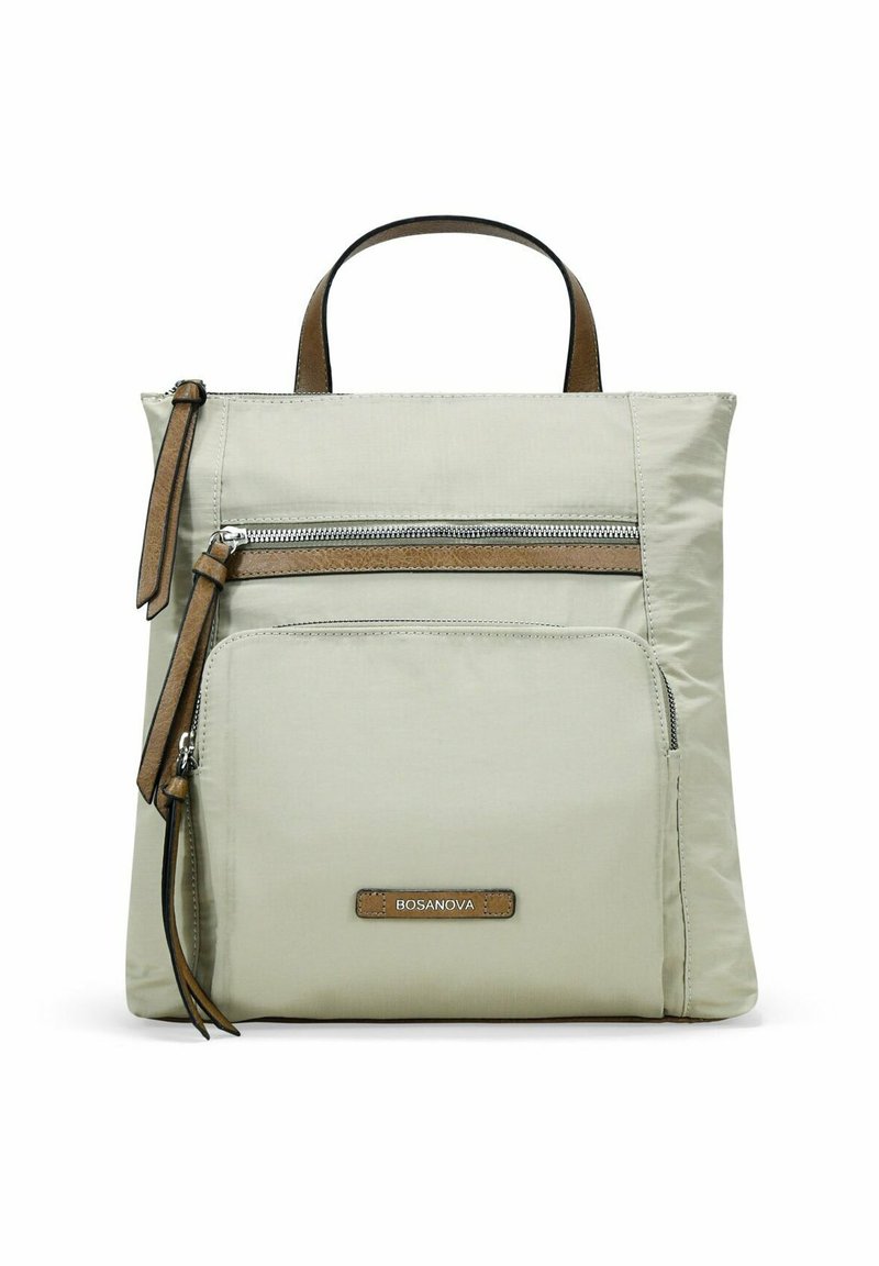 Bolso de tote de nylon color beige claro con detalles en cuero marrón, que cuenta con un bolsillo delantero con cremallera y un compartimento principal con un asa en la parte superior.