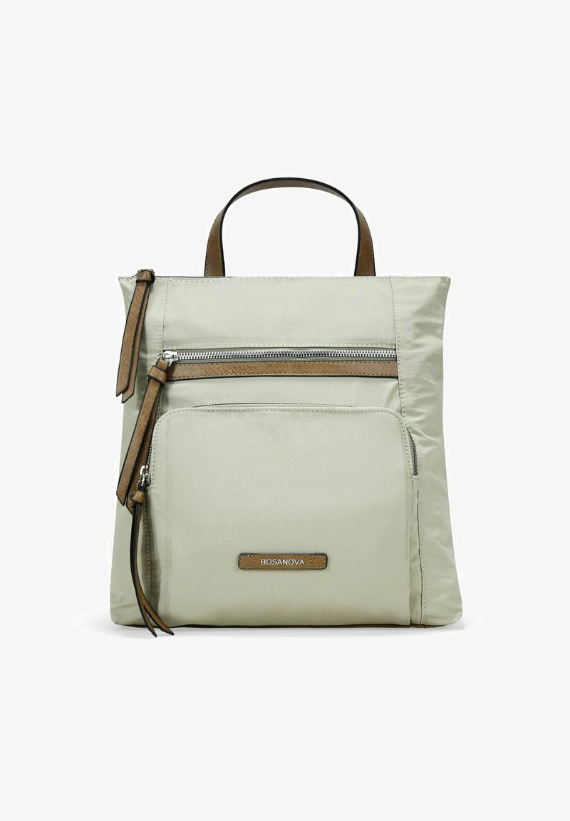 Bolso de tote de nylon color beige claro con detalles en cuero marrón, que cuenta con un bolsillo delantero con cremallera y un compartimento principal con un asa en la parte superior.