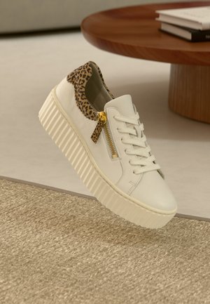 Weißer Sneaker mit Leopardenmuster-Akzenten, strukturierter Gummisohle, Schnür- und Reißverschluss, minimalistischem Design und glattem Lederfinish.