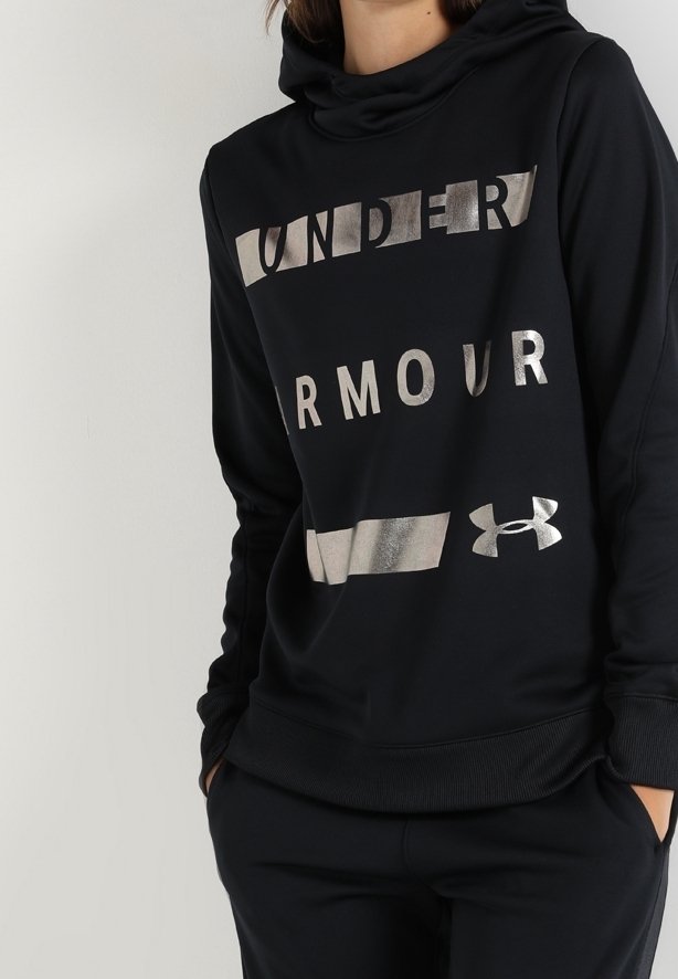 Felpa nera con cappuccio caratterizzata da testo e logo "UNDER ARMOUR" in argento. Tessuto morbido, vestibilità comoda e polsini e orlo a costine.