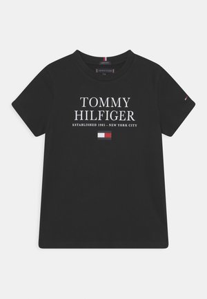 Czarny t-shirt wykonany z bawełny organicznej z logo "TOMMY HILFIGER" w kolorze białym. Zawiera czerwone i niebieskie graficzne akcenty oraz okrągły dekolt.