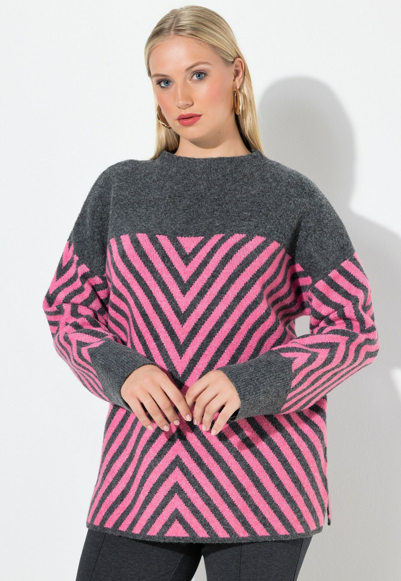 Grauer Strickpullover mit pinken und dunkelgrauen Chevronstreifen, langen Ärmeln und einer lockeren Passform. Weiche Textur mit gerippten Bündchen.