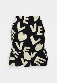 Gonna nera e bianca con orlo arricciato, caratterizzata da grandi lettere in grassetto che formano la parola "AMORE" e da forme di cuori in un motivo astratto.