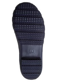 Semelle de chaussure en caoutchouc avec un motif de grip texturé. Elle présente une forme large et ovale avec un petit talon et un numéro de moule "4". Couleur bleu foncé.