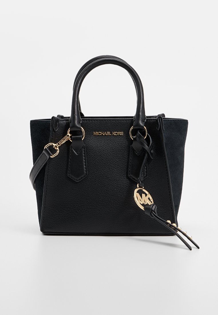 Sac à main en cuir noir et en daim avec deux poignées supérieures, accents en métal doré et un charm décoratif avec le logo. Design structuré avec une forme géométrique.