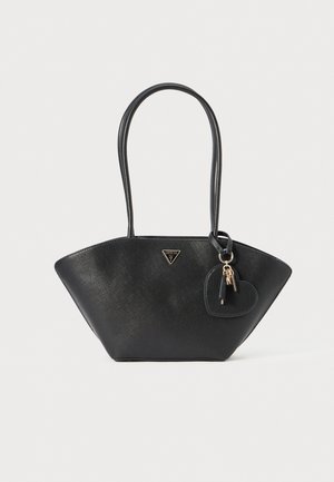 Sac à main noir texturé avec de longues poignées, un charme en forme de cœur avec des clés, et un petit logo triangulaire Guess sur le devant.