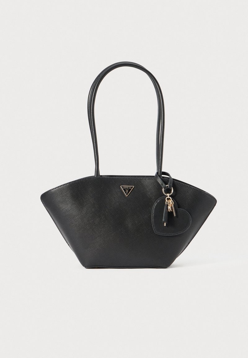 Sac à main noir texturé avec de longues poignées, un charme en forme de cœur avec des clés, et un petit logo triangulaire Guess sur le devant.