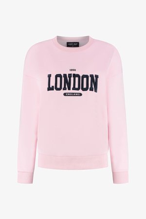 Lichtroze crewneck-sweatshirt met zwarte tekst "1950 LONDON ENGLAND" op de voorkant, geribbelde manchetten en zoom, Lady Day merkje aan de binnenkant van de kraag.
