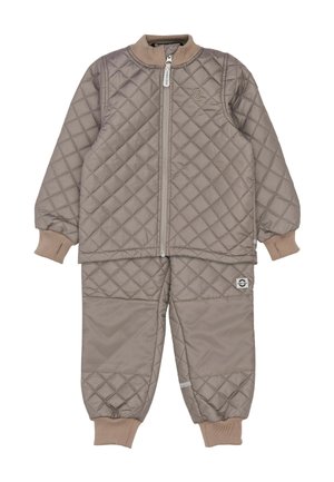 Prešívaný béžový set bundy a nohavíc s rebrovanými manžetami. Má predný zips a logo na nohaviciach, vhodný na chladnejšie počasie.