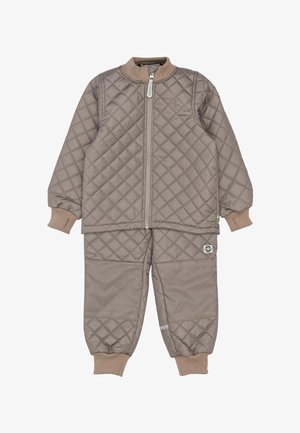 Conjunto de chaqueta y pantalones beige acolchados con puños acanalados. Cuenta con cremallera frontal y detalle de logo en los pantalones, adecuado para clima fresco.