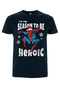 Černé tričko s grafikou Spider-Mana v červené a modré barvě, který nosí vánoční čepici. Text zní "Je čas být hrdinou" v bílé barvě.