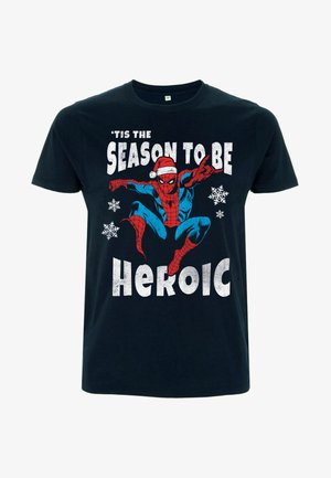 Sort T-shirt med et Spider-Man grafik i rød og blå, iført en julestrømpe. Teksten lyder "Det er sæsonen for at være heroisk" i hvid.