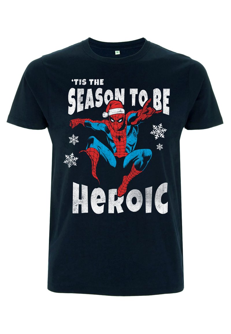Černé tričko s grafikou Spider-Mana v červené a modré barvě, který nosí vánoční čepici. Text zní "Je čas být hrdinou" v bílé barvě.