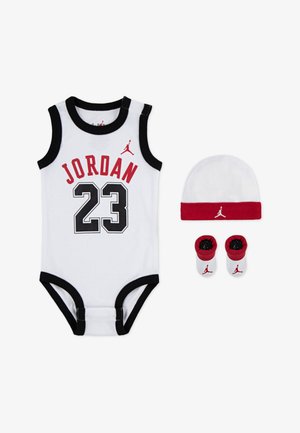 Valgest puuvillast beebibody musta ääristuse ja punaste detailidega. Esiküljel on trükitud "JORDAN" ja "23". Komplekti kuuluvad sobiv müts ja papud.