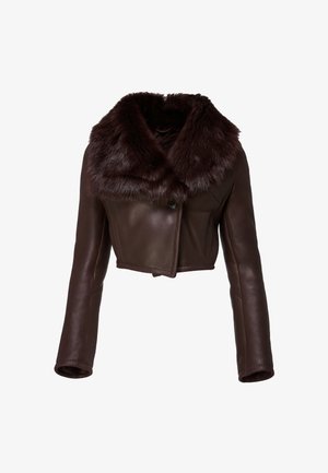 Jachetă scurtă din piele maro închis, cu mâneci lungi și guler larg din blană pufoasă, închidere frontală cu un singur nasture.