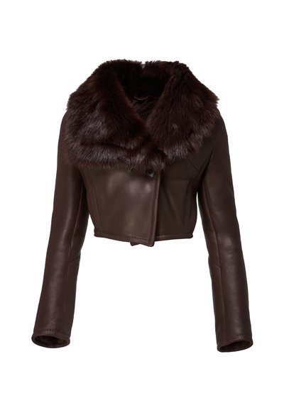 Giacca corta in pelle marrone scuro con maniche lunghe e ampio colletto di pelliccia morbida, chiusura frontale con un solo bottone.