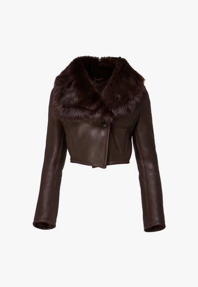 Giacca corta in pelle marrone scuro con maniche lunghe e ampio colletto di pelliccia morbida, chiusura frontale con un solo bottone.