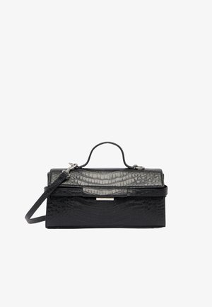 Schwarze Krokoleder-Handtasche mit strukturiertem Design, Oberhandgriff, abnehmbarem Schultergurt und silbernen Hardware-Akzenten.