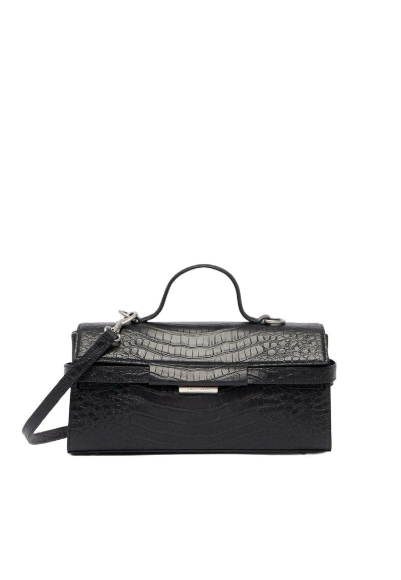 Černá kabelka z krokodýlí embossované kůže se strukturovaným designem, horní rukojetí, odnímatelným ramenním popruhem a stříbrnými kovovými akcenty.